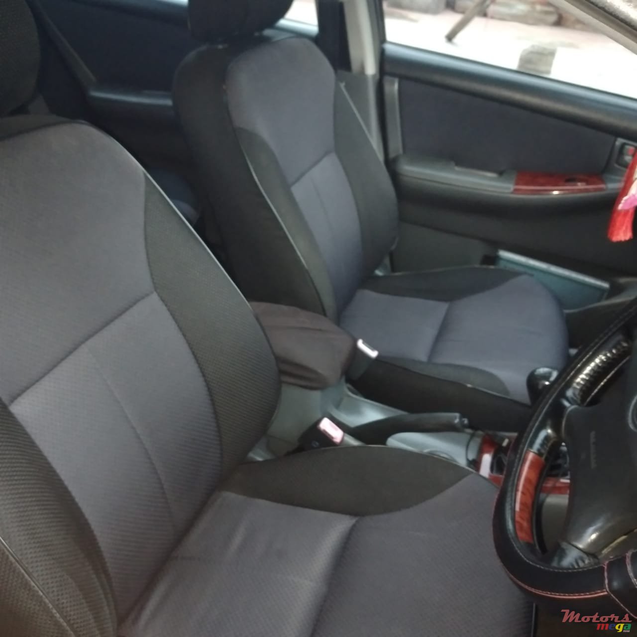 2004' Toyota Corolla NZE photo #1