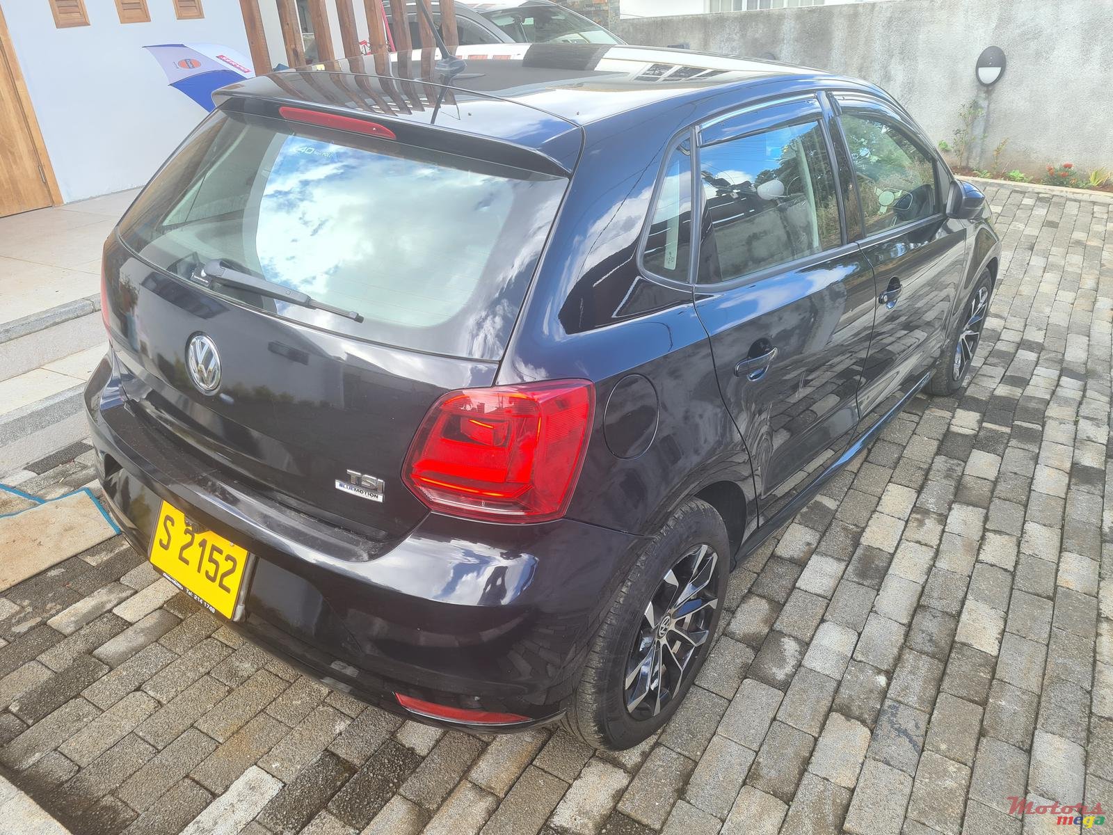 2015' Volkswagen Polo photo #2