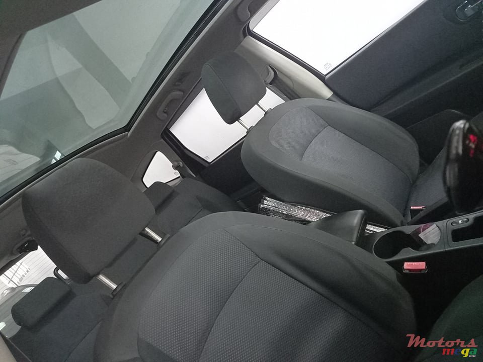 2012' Nissan Qashqai+2 photo #4