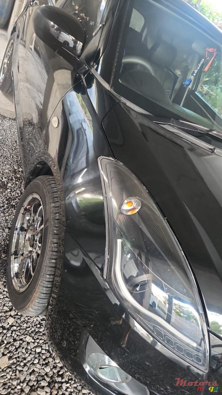 2012' Suzuki Swift photo #5