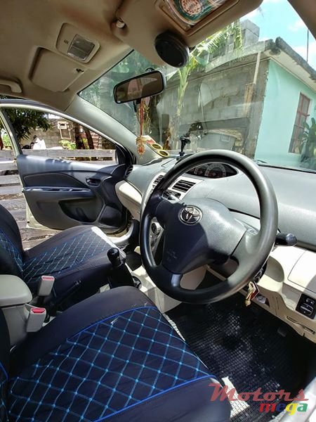 2008' Toyota Yaris photo #3