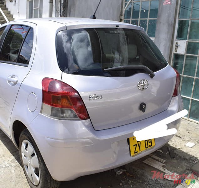 2009' Toyota Vitz photo #3