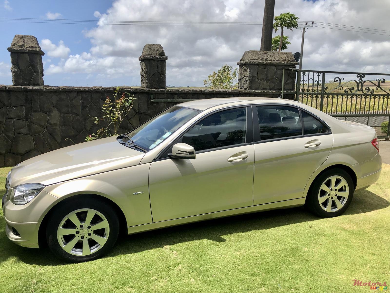2010' Mercedes-Benz C-Class photo #2