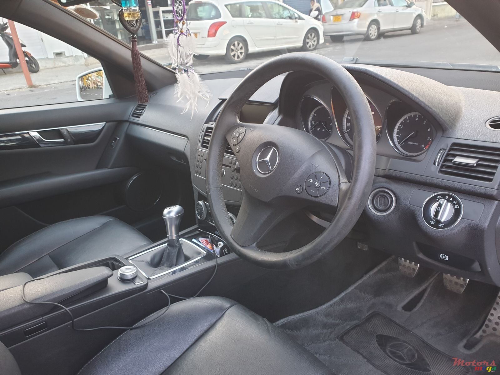 2010' Mercedes-Benz C-Class photo #3