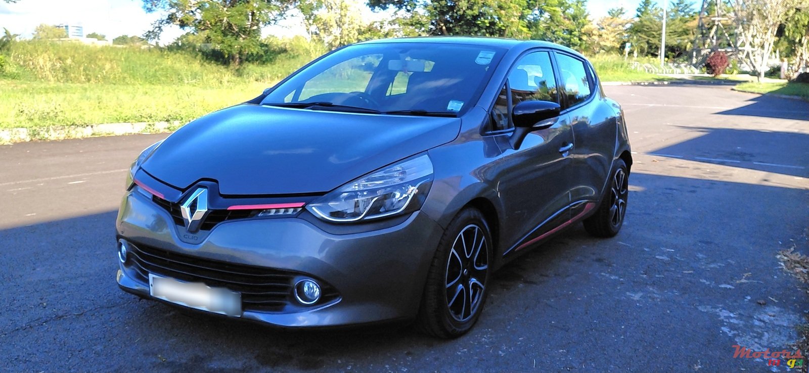 2013' Renault Clio photo #2