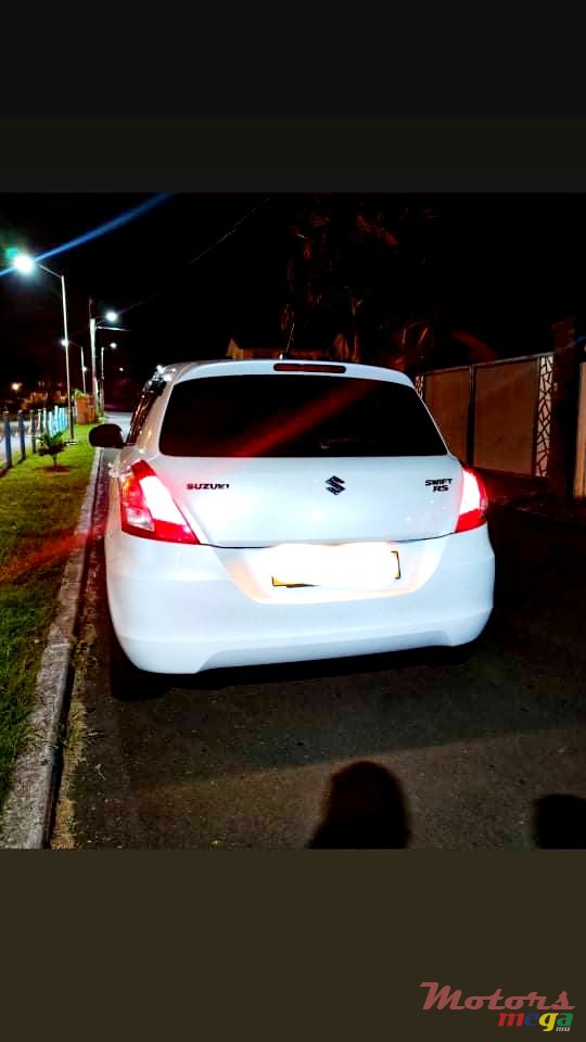 2015' Suzuki Swift photo #5