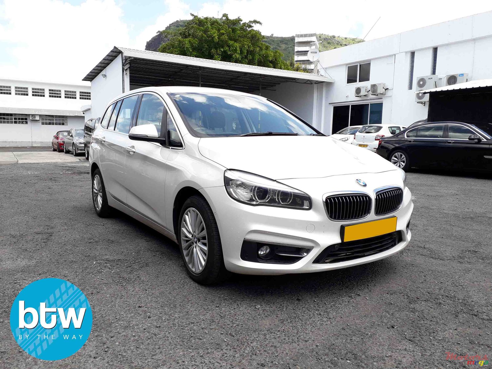 2015' BMW 2 Series 218i Gran Tourer photo #1