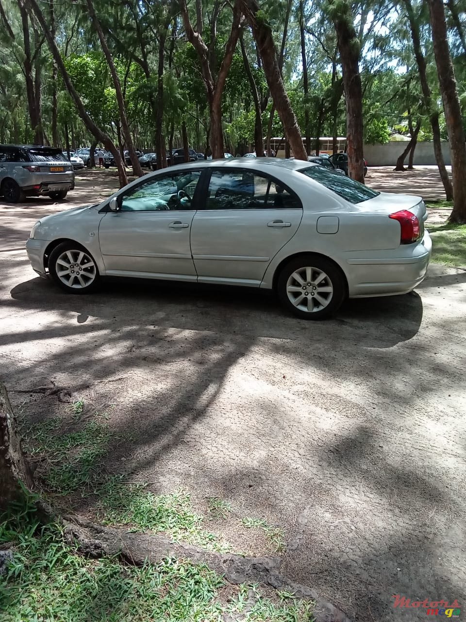2004' Toyota Avensis photo #1
