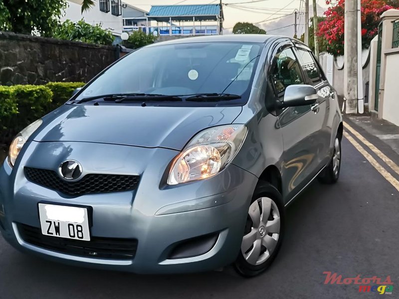 2008' Toyota Vitz photo #2