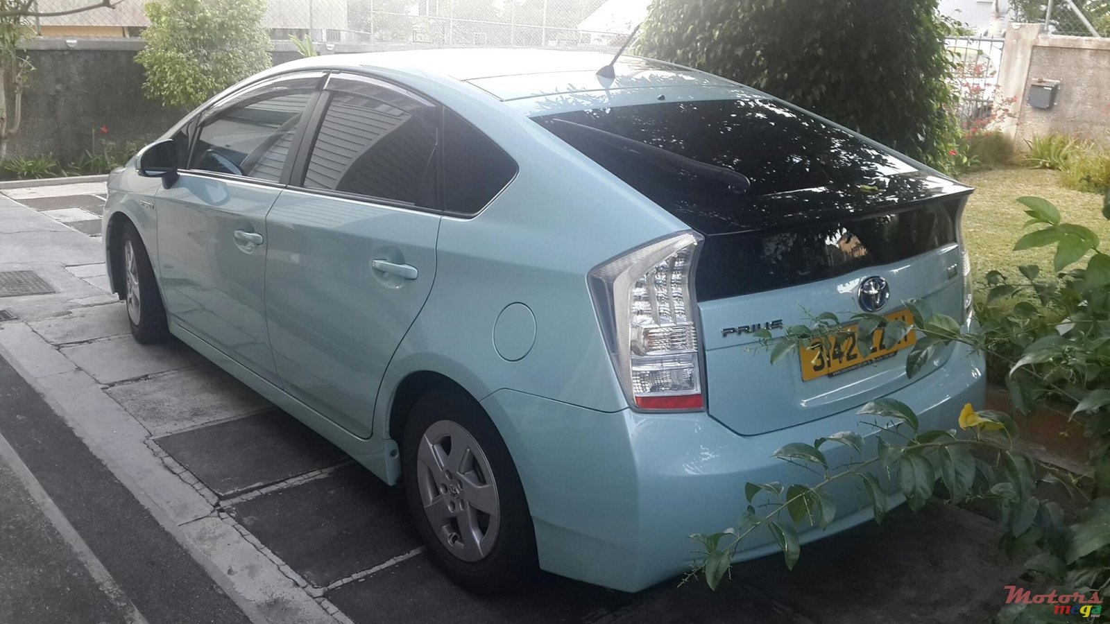 2011' Toyota Prius photo #3