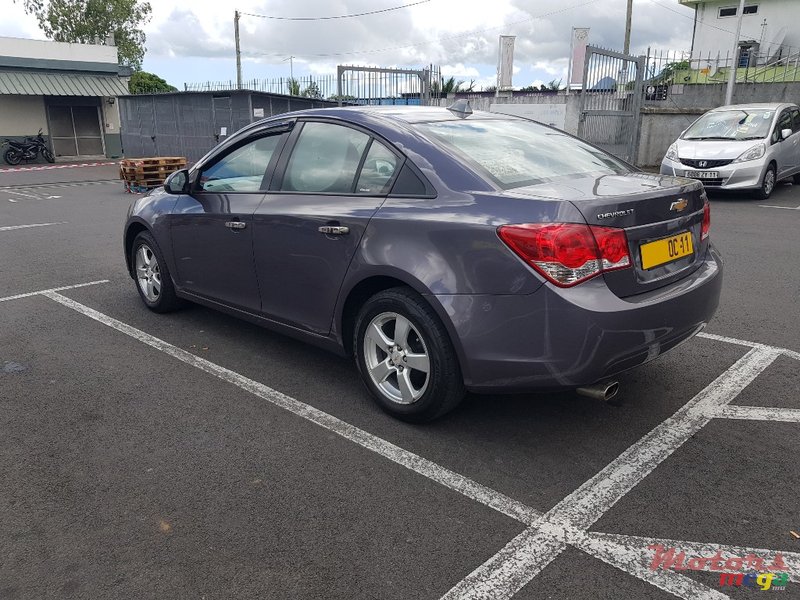 2011' Chevrolet Cruze photo #2