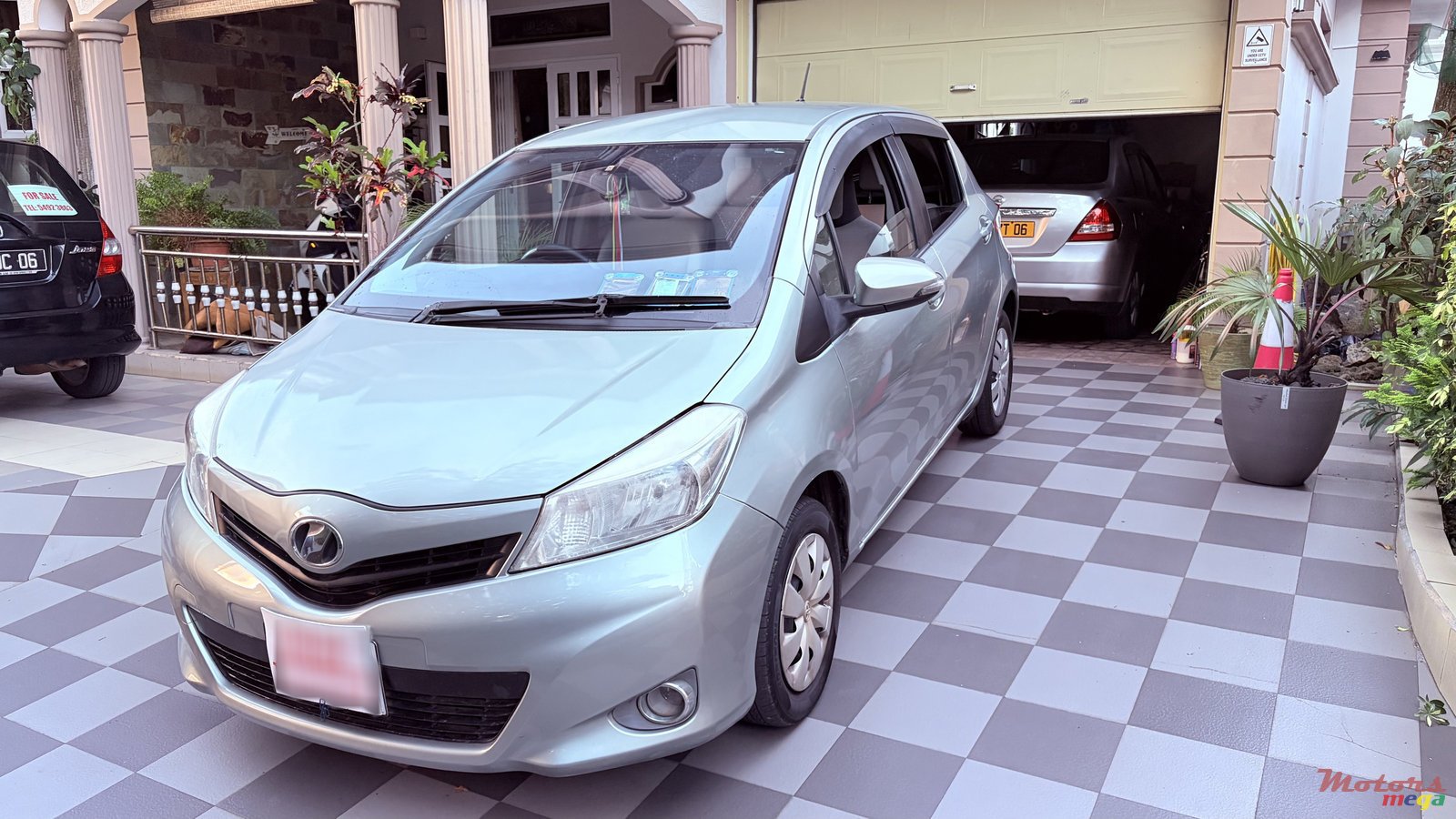 2011' Toyota Vitz photo #1