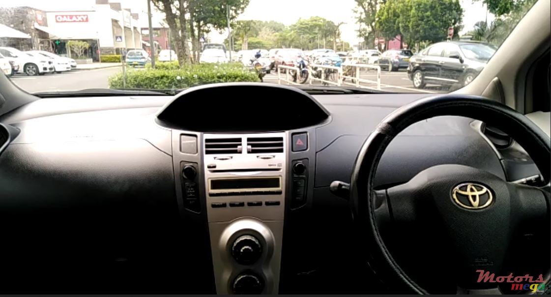 2008' Toyota Yaris photo #2