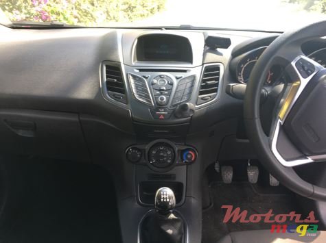 2015' Ford Fiesta photo #3