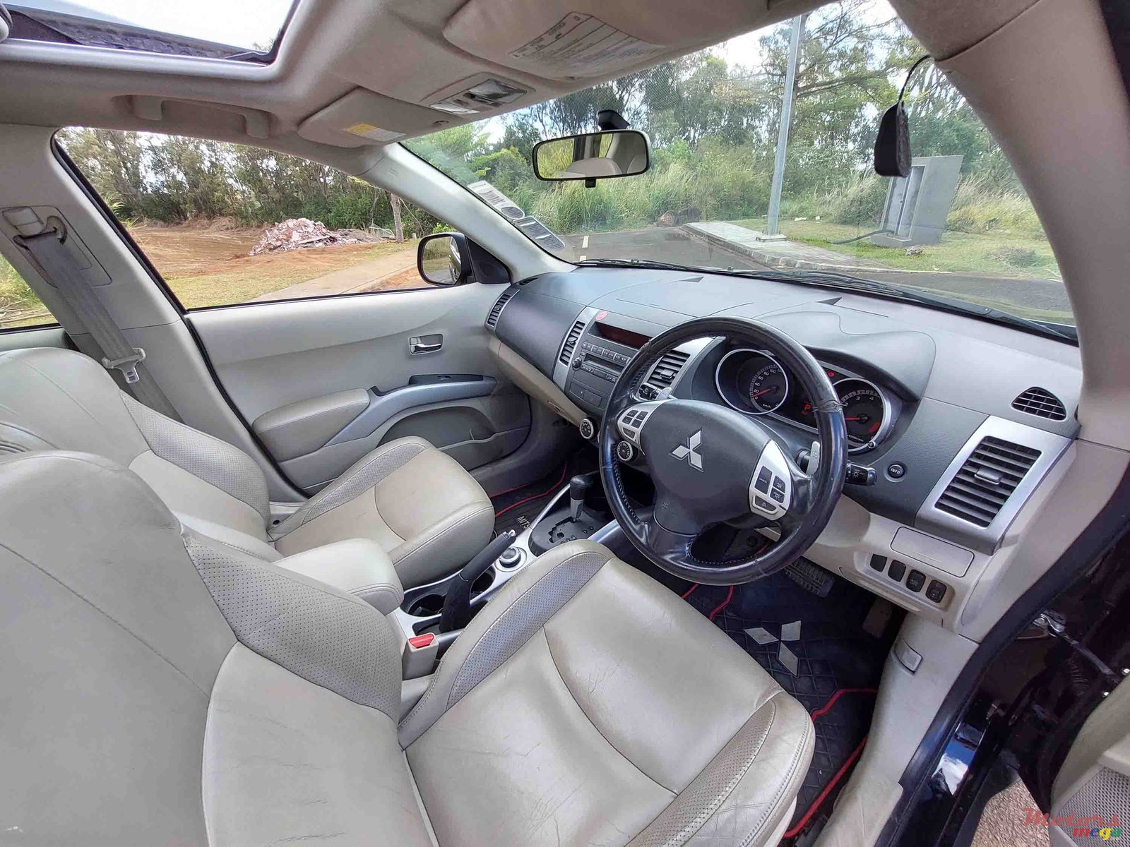 2009' Mitsubishi Outlander photo #5