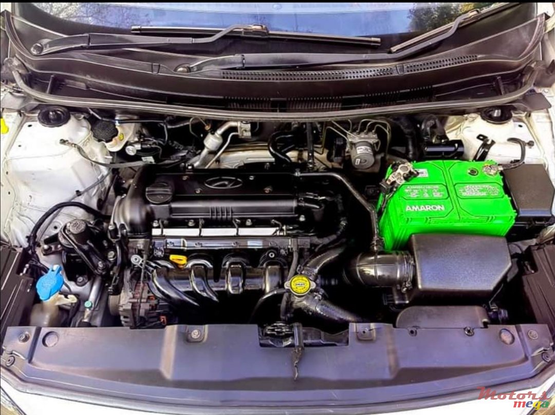 2011' Hyundai Accent photo #7