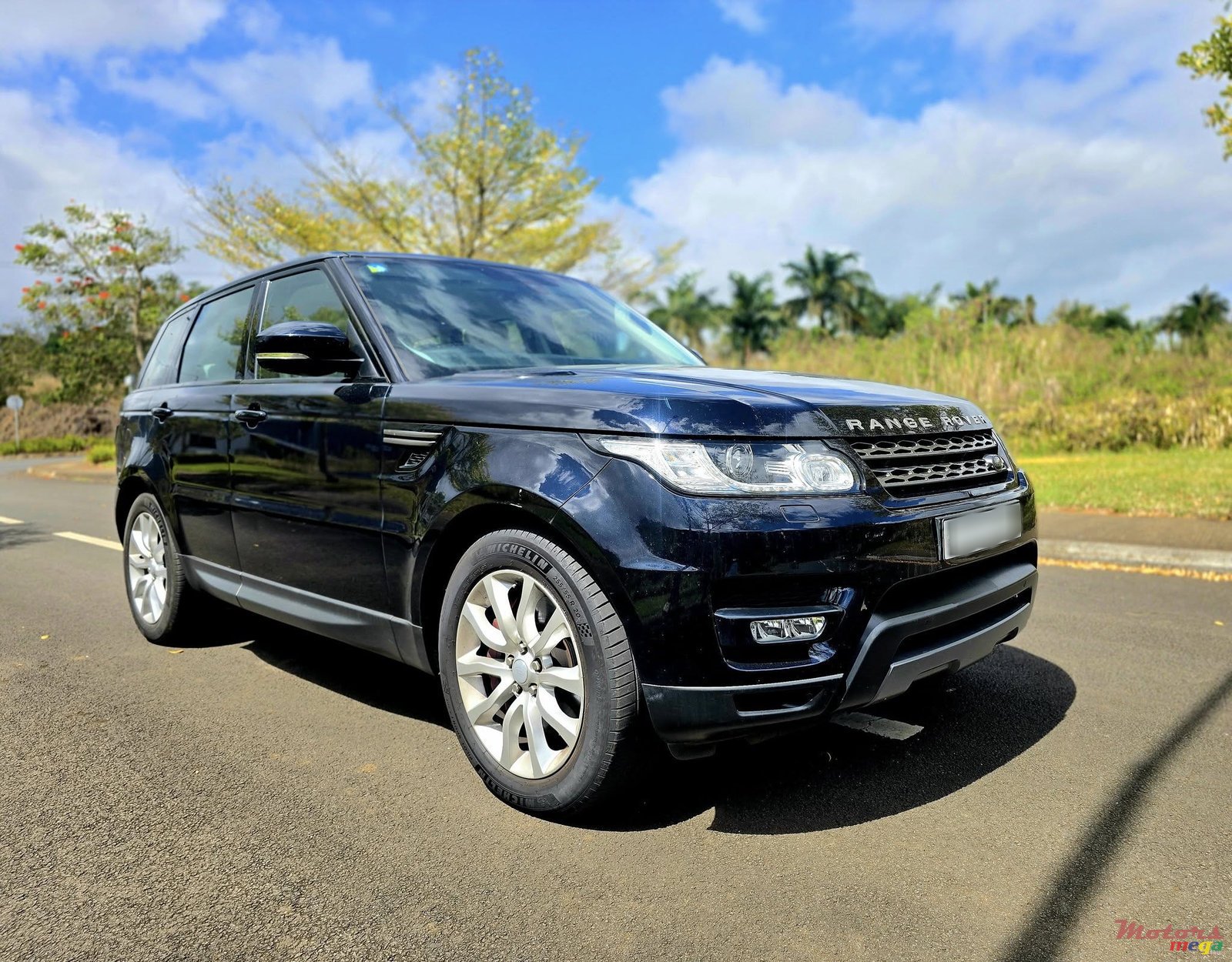2017' Land Rover Range Rover Sport photo #2