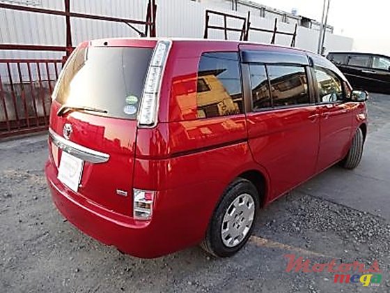 2014' Toyota Isis photo #2