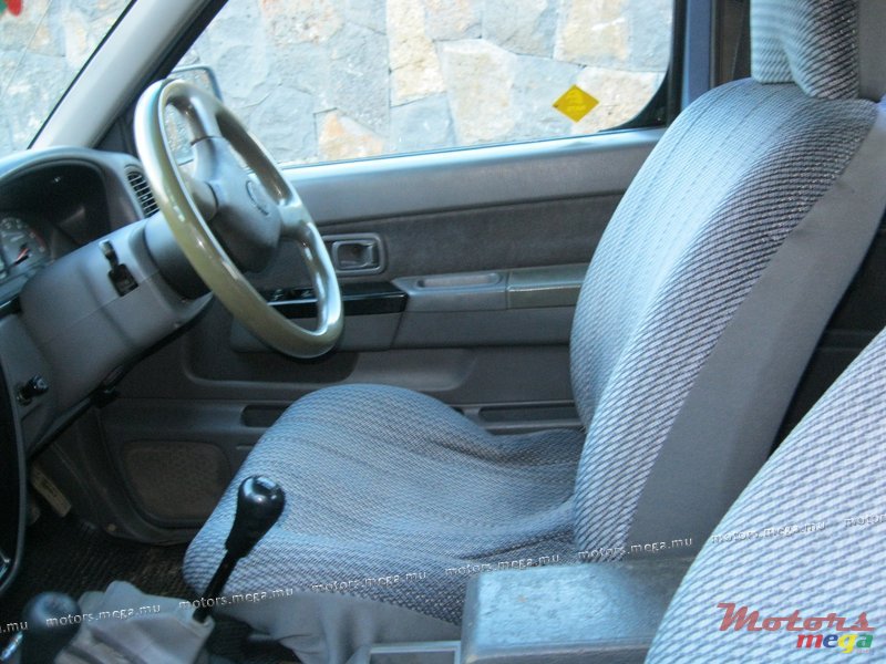 2001' Nissan 4x4 photo #4