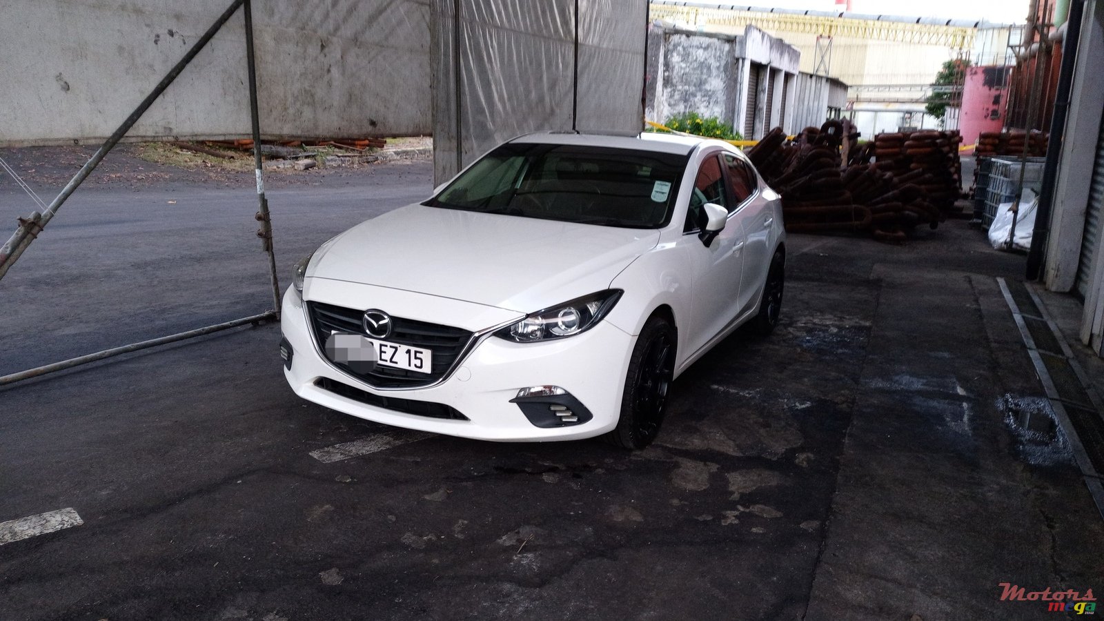 2015' Mazda Mazda3 SKYACTIV photo #2