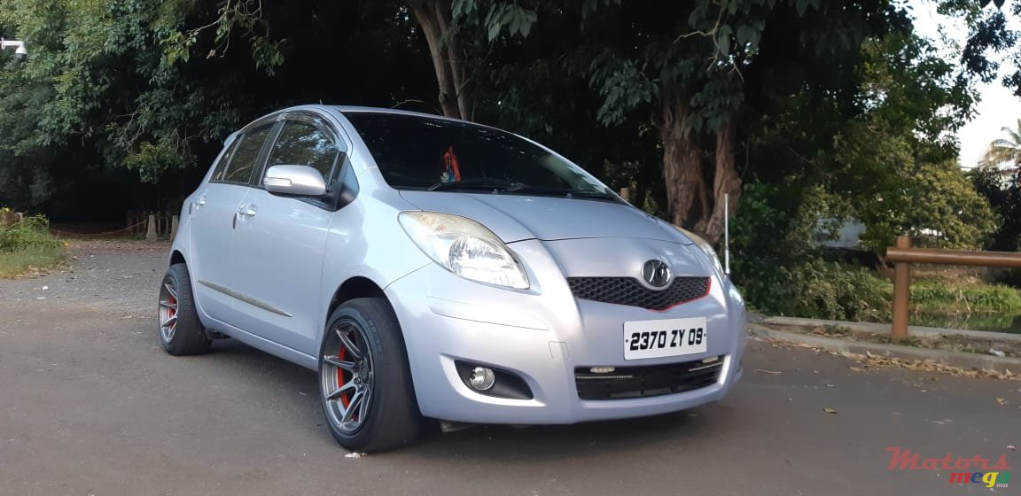 2009' Toyota Vitz photo #4