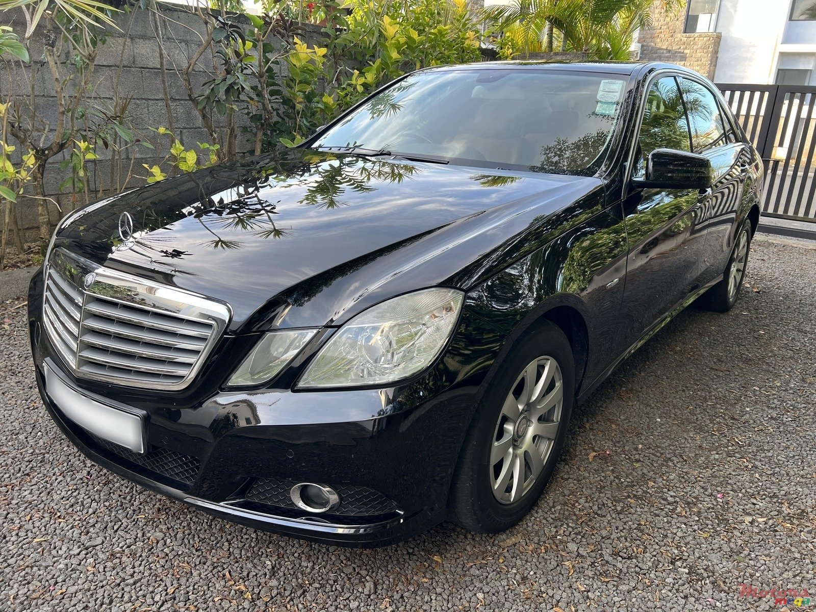 2009' Mercedes-Benz E 250 photo #1