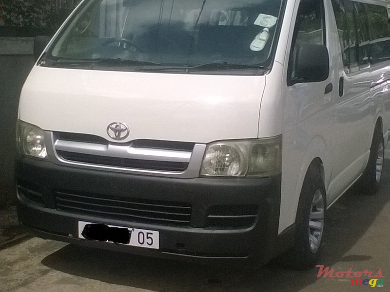 2005' Toyota HiAce photo #2