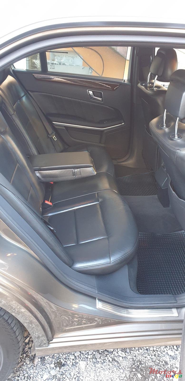 2010' Mercedes-Benz E-Class photo #6