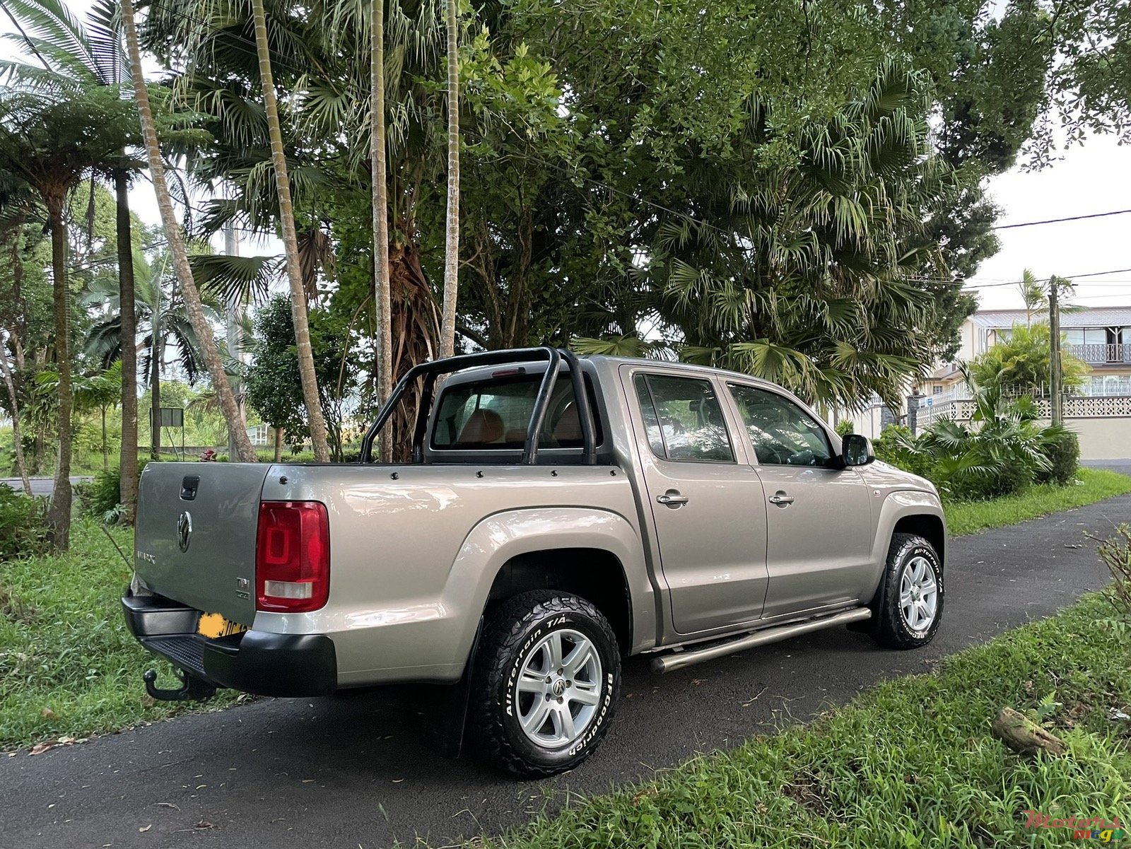 2013' Volkswagen Amarok 4x4 photo #3