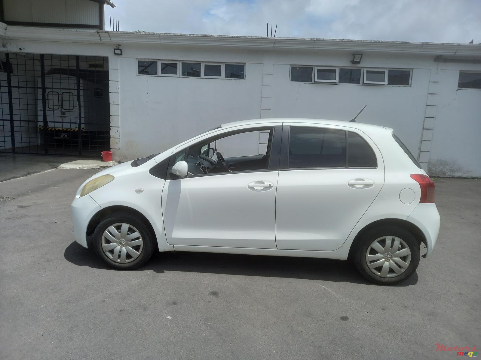 2005' Toyota Vitz photo #1