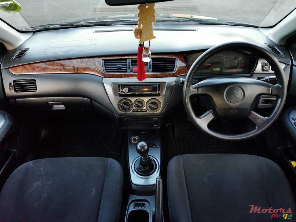 2005' Mitsubishi Lancer GLX photo #7