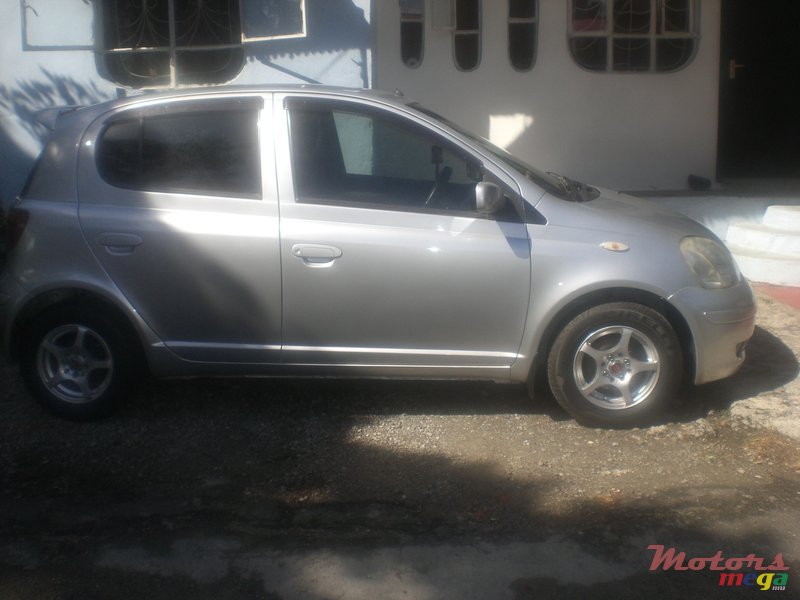 2002' Toyota Vitz photo #1