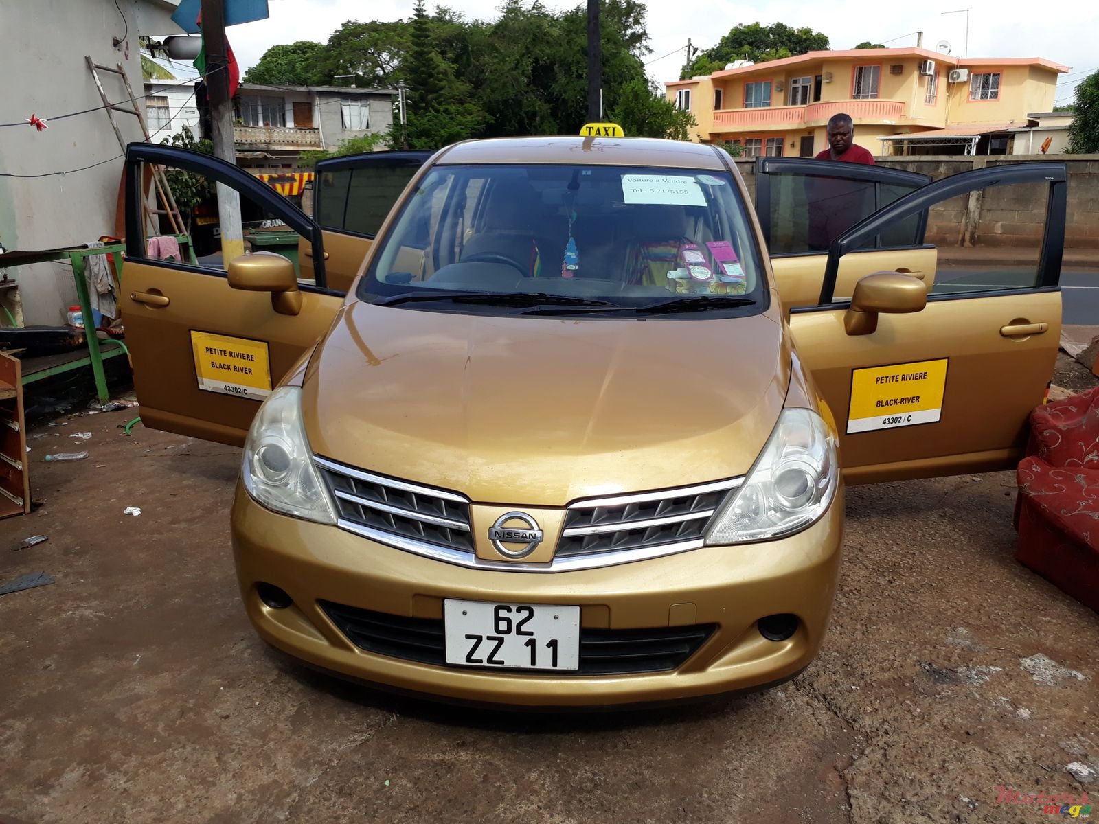 2011' Nissan Tiida photo #3