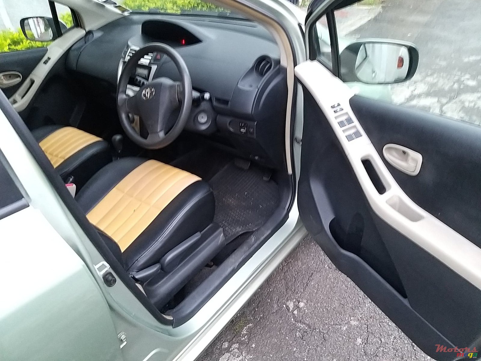 2007' Toyota Vitz KSP90 photo #3