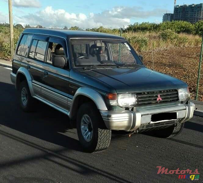 1993' Mitsubishi Pajero photo #2