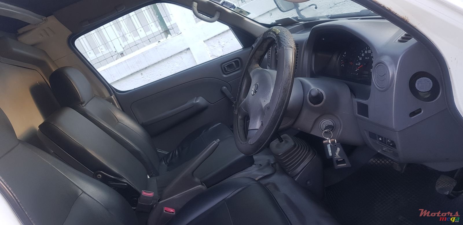 2004' Caravan Nissan Urvan photo #3