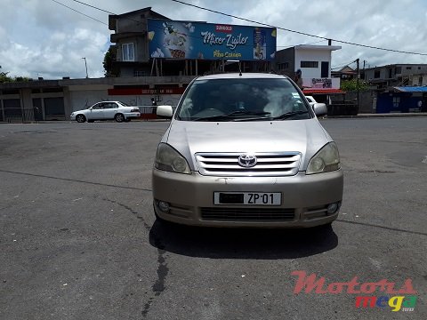 2001' Toyota Picnic photo #2