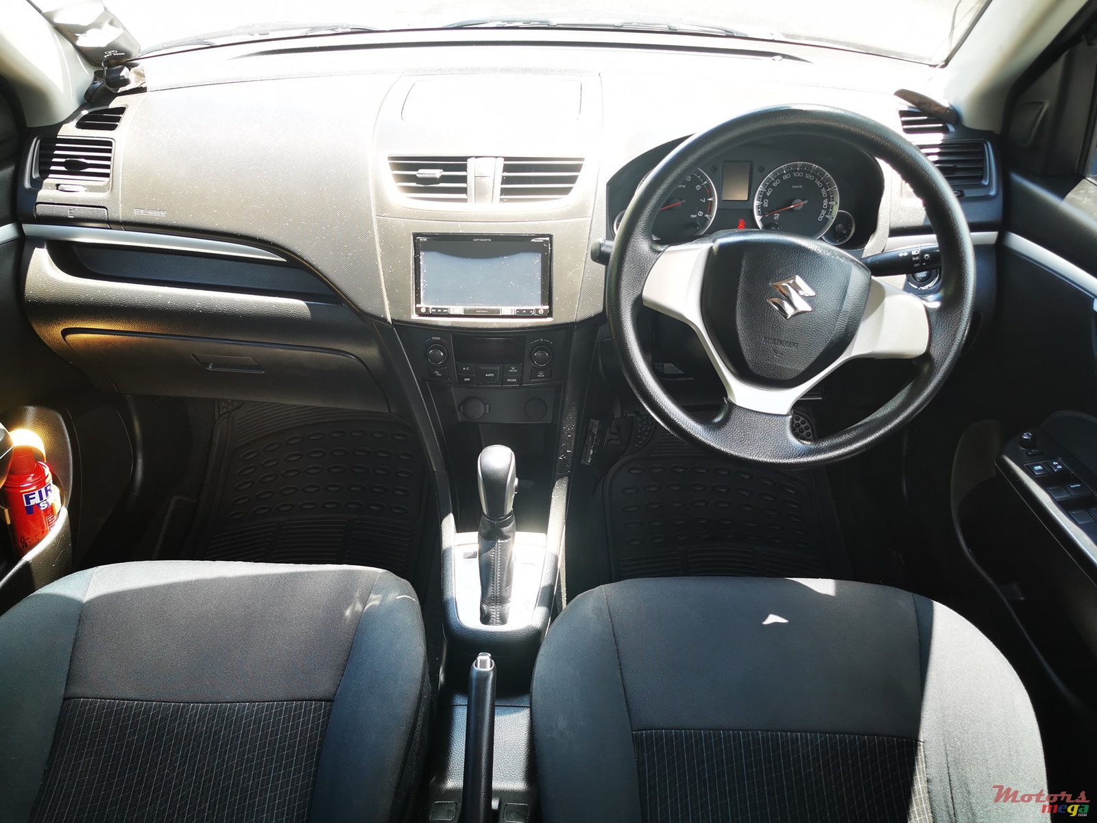 2015' Suzuki Swift photo #5