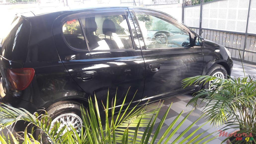 2002' Toyota Vitz photo #2