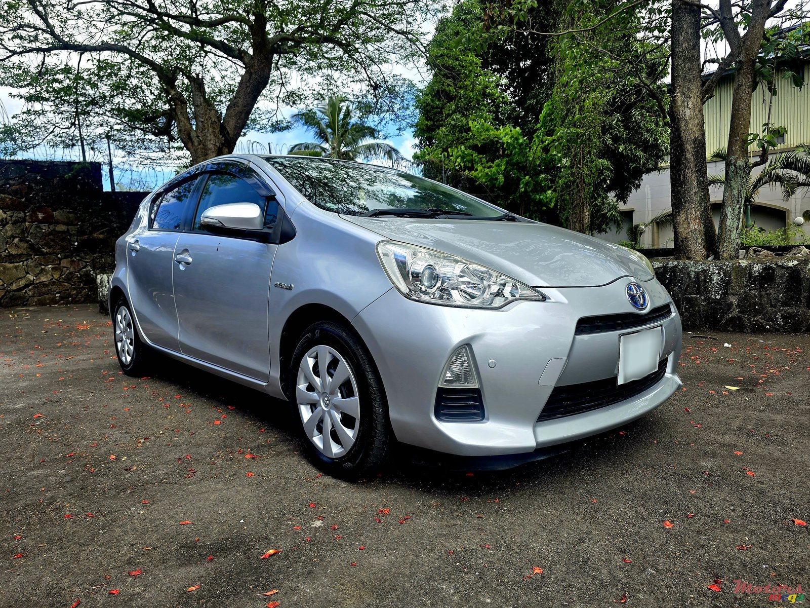 2014' Toyota Aqua photo #2