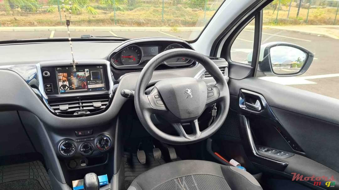 2012' Peugeot 208 photo #2