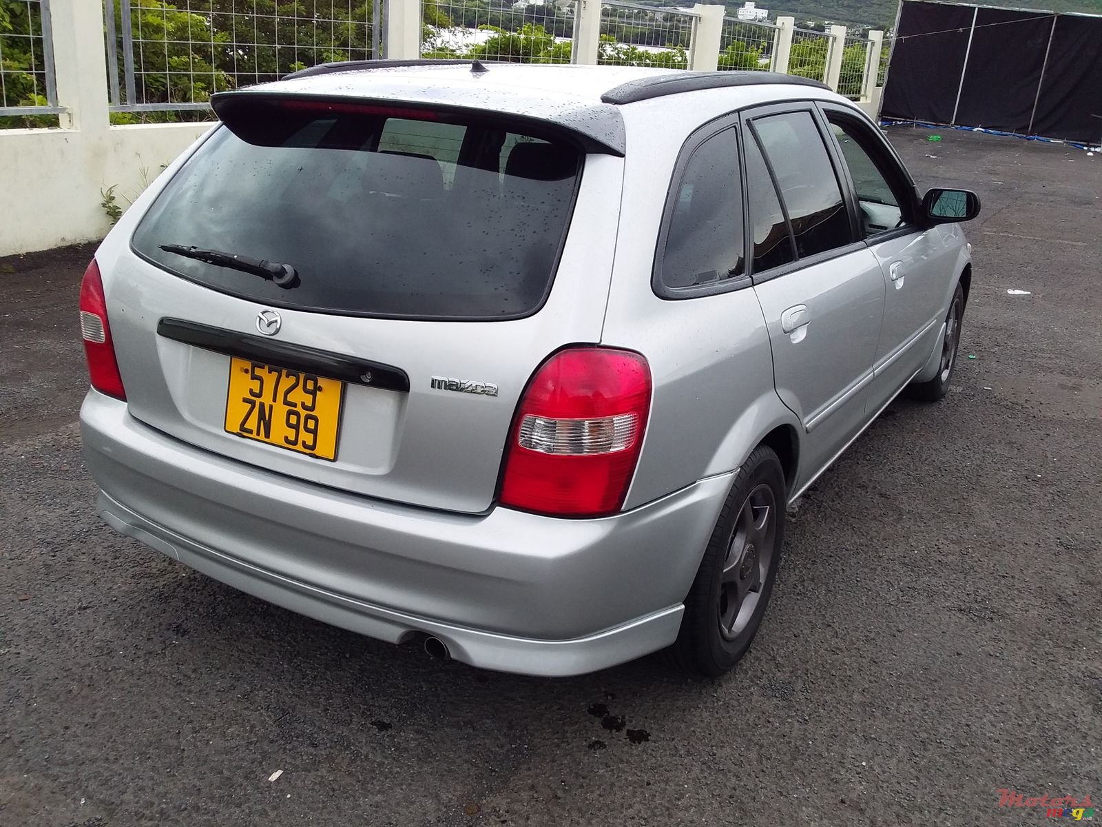 1999' Mazda 323 photo #1