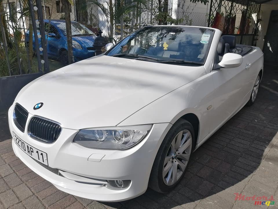 2011' BMW 3 Series Convertible photo #4