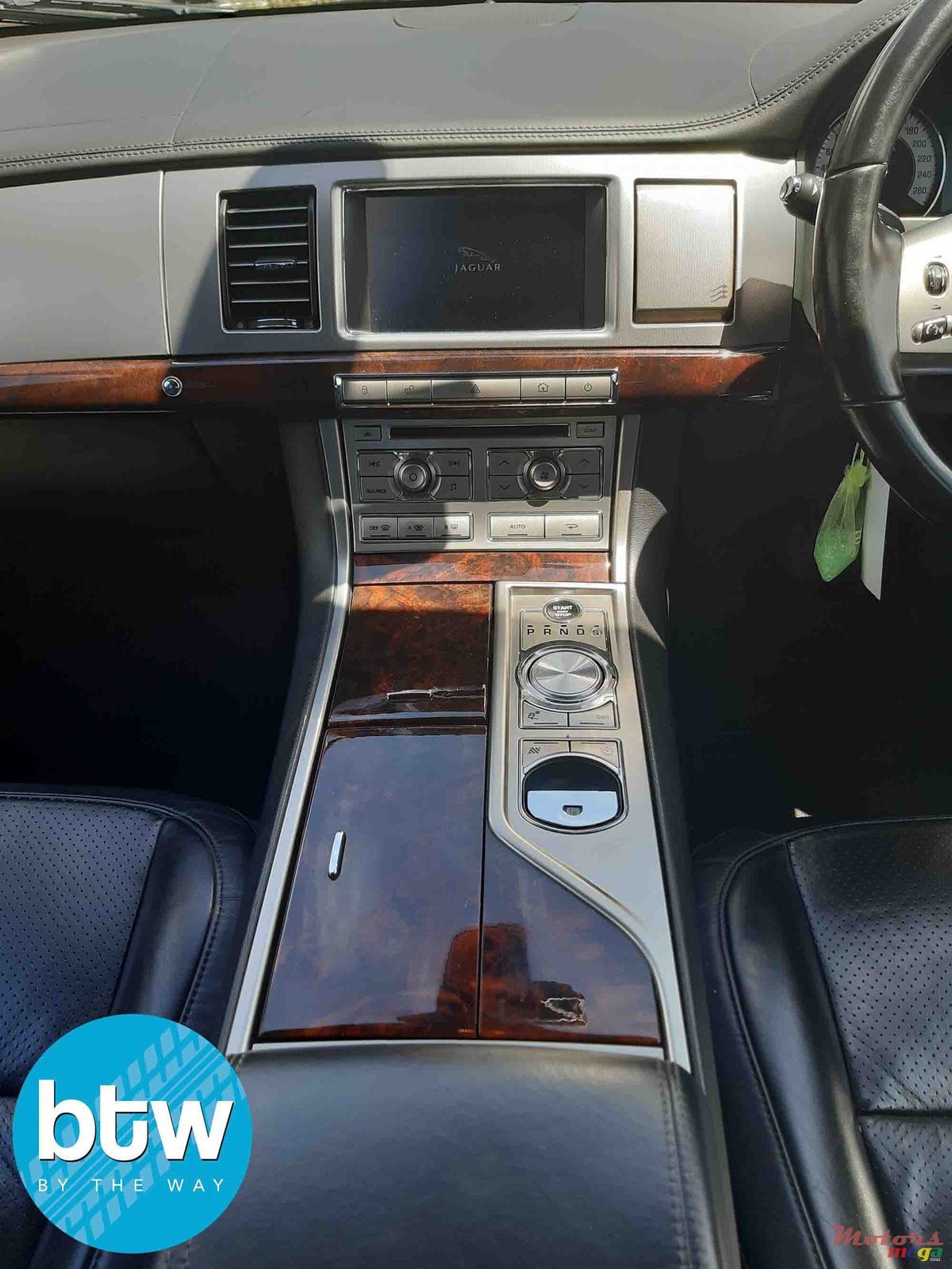 2011' Jaguar XF Sport photo #5