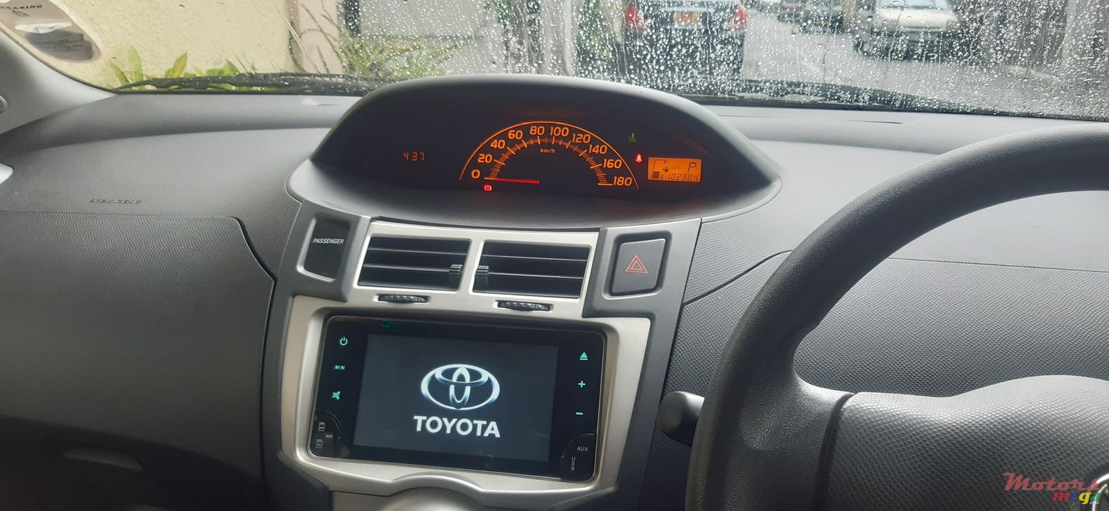 2009' Toyota Vitz photo #1