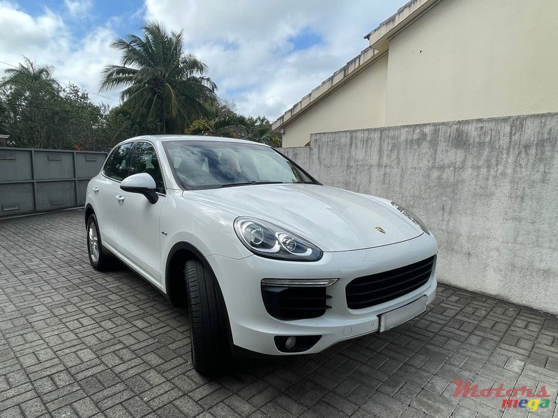 2016' Porsche Cayenne photo #1