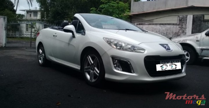 2012' Peugeot 308 Cabriolet photo #4