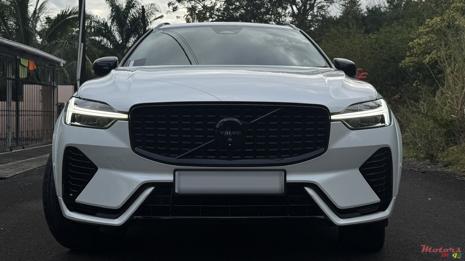 2023' Volvo XC60 Ultimate Dark T8 photo #2