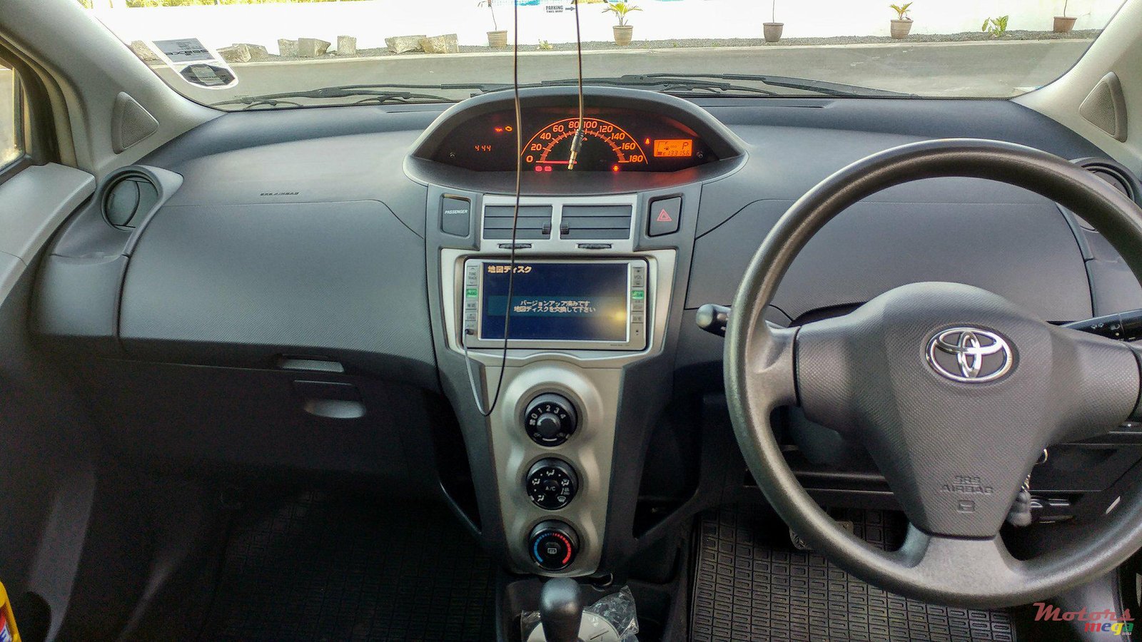 2009' Toyota Vitz photo #3