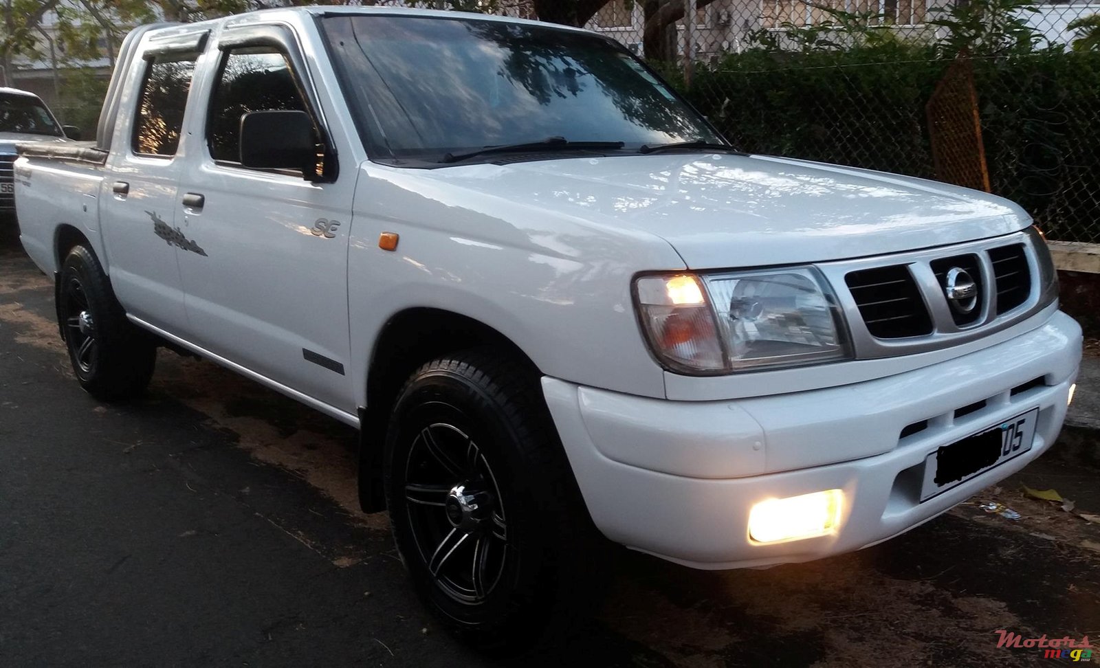 2005' Nissan Hardbody photo #1